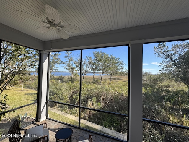 unfurnished sunroom with a wealth of natural light and ceiling fan