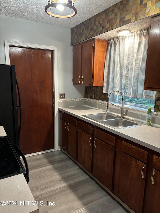 1555 Ibis Dr, Orange Park, FL 32065 - kitchen featuring light wood-style floors, a sink, black appliances, and light countertops