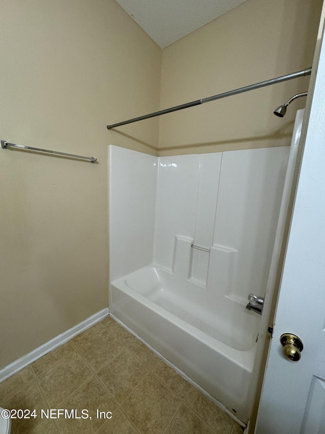 bathroom with bathtub / shower combination