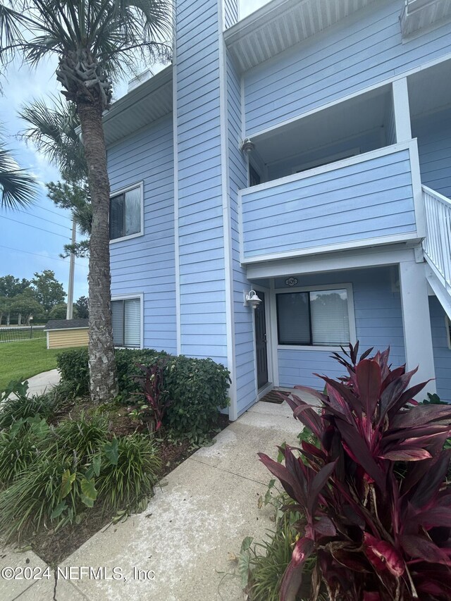 exterior space featuring a balcony