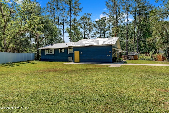 view of front of property with a front yard