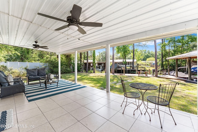 sunroom with ceiling fan