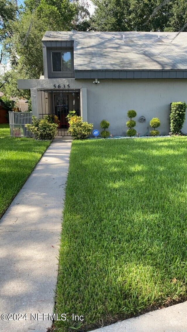 view of front of house featuring a front lawn