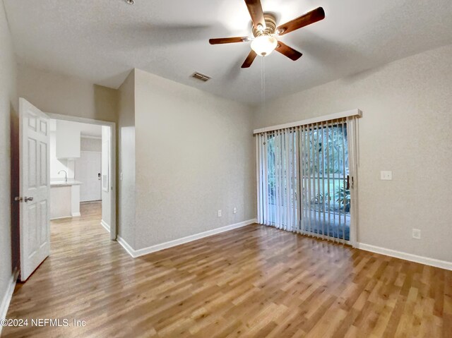 spare room with ceiling fan, sink, a textured ceiling, and light hardwood / wood-style flooring