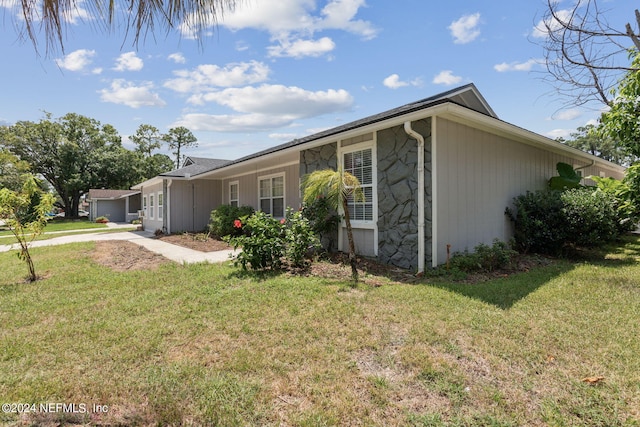 ranch-style house featuring a front yard