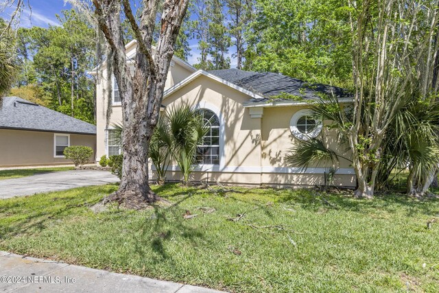 view of front of property featuring a front yard