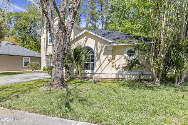 view of front facade featuring a front yard