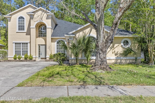 view of front of property with a front yard