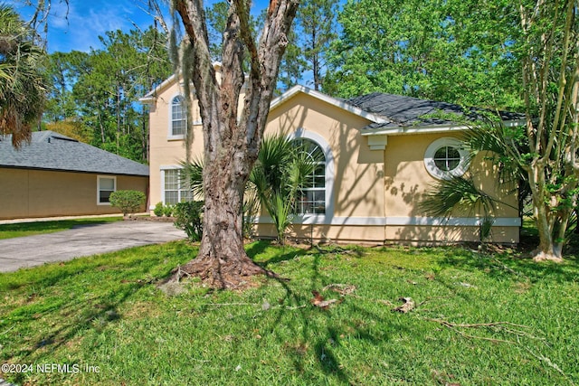 view of front of property with a front lawn