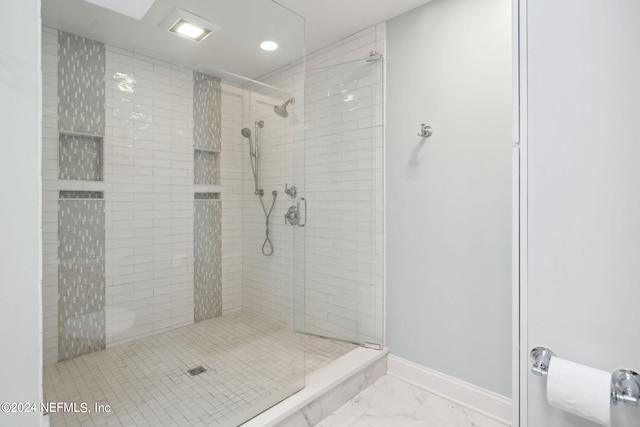 bathroom featuring a tile shower