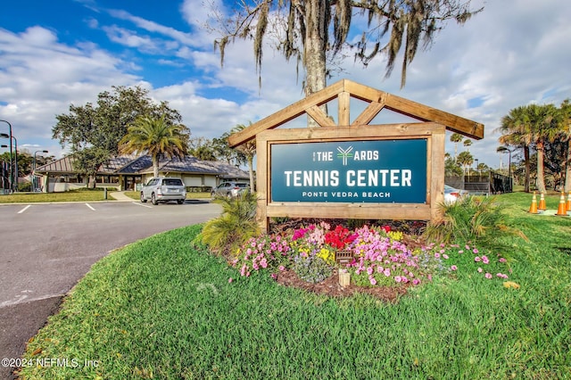 community sign featuring a yard