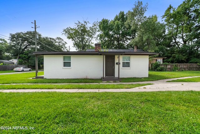 single story home featuring a front yard