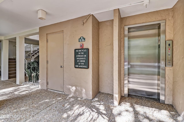 property entrance with elevator