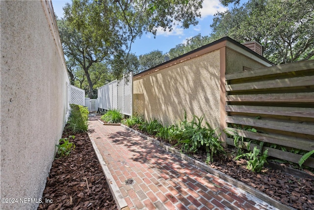 305 Garden Ln, Atlantic Beach, FL 32233 - view of side of property featuring stucco siding and fence