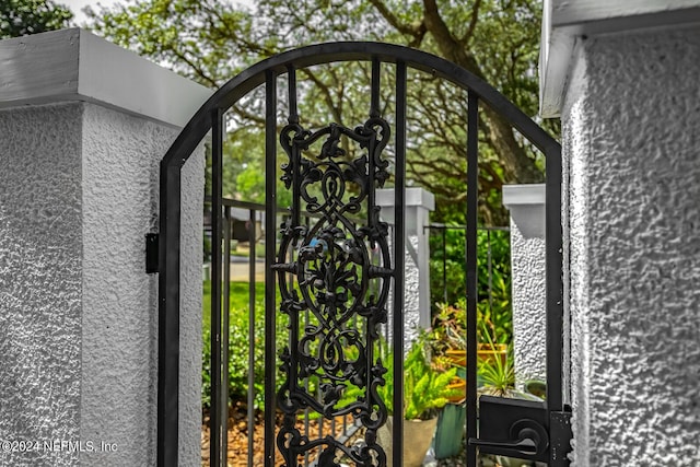 305 Garden Ln, Atlantic Beach, FL 32233 - view of gate