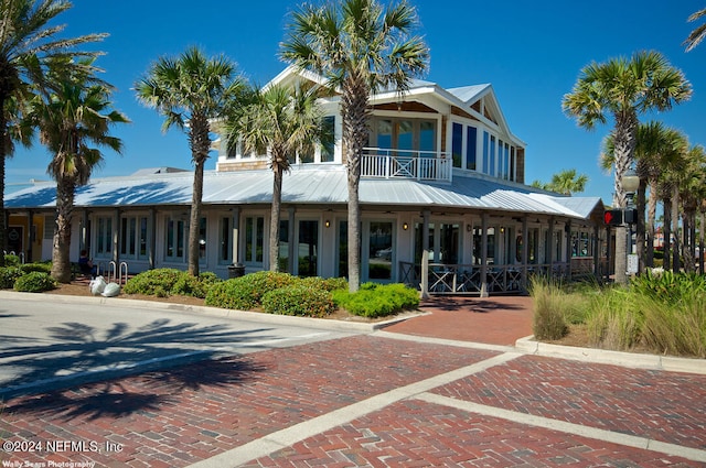 view of front of property featuring a balcony