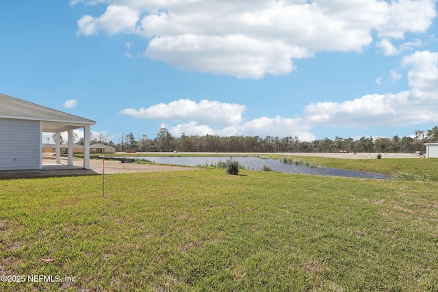 view of yard featuring a water view