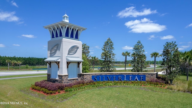 community sign featuring a yard