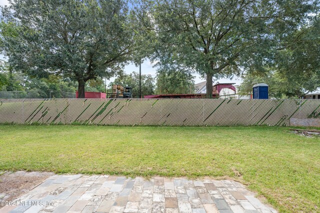 view of yard featuring a patio area