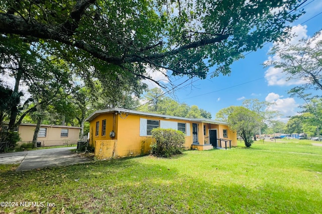 view of front of property with a front yard