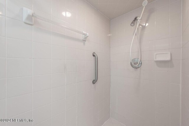 bathroom featuring a tile shower