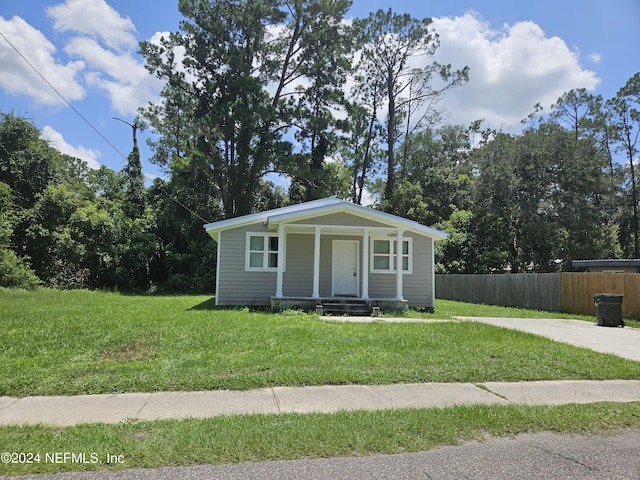 view of front of home featuring a front yard