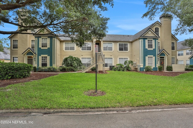 view of front facade featuring a front yard