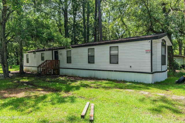 manufactured / mobile home featuring a front yard