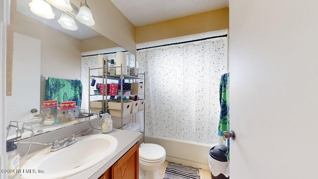 full bathroom featuring an inviting chandelier, vanity, toilet, and tub / shower combination