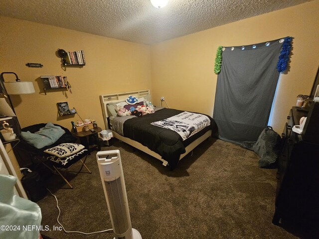 bedroom featuring carpet floors and a textured ceiling