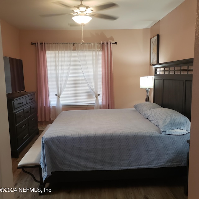 bedroom featuring wood finished floors and a ceiling fan