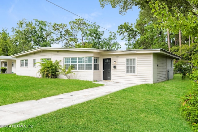 single story home with a front lawn