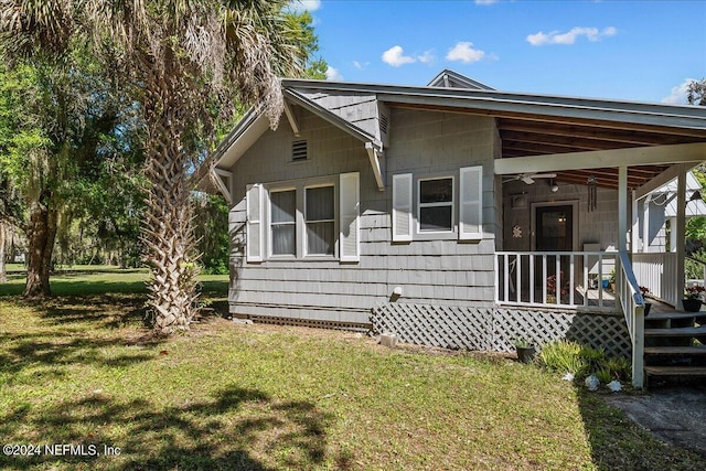 view of front of property featuring covered porch and a front yard