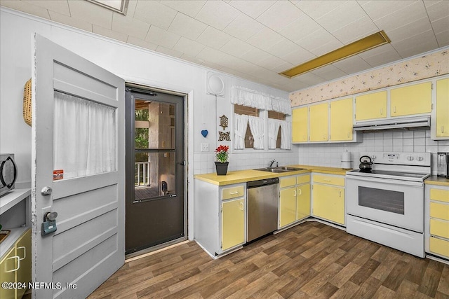 kitchen with under cabinet range hood, white electric range, dark wood finished floors, and dishwasher