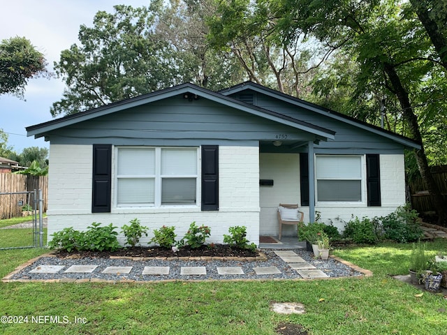 view of front of home featuring a front yard