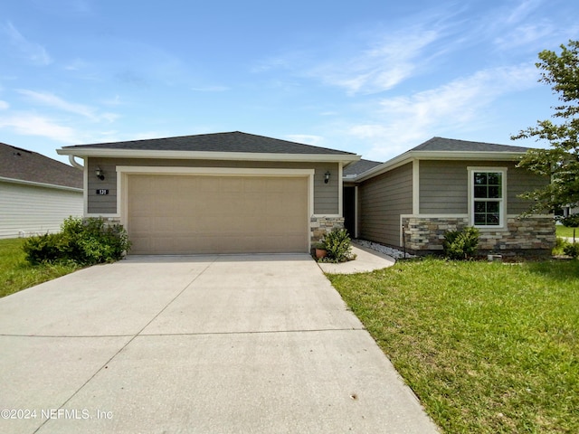 view of front of house featuring a garage and a front yard