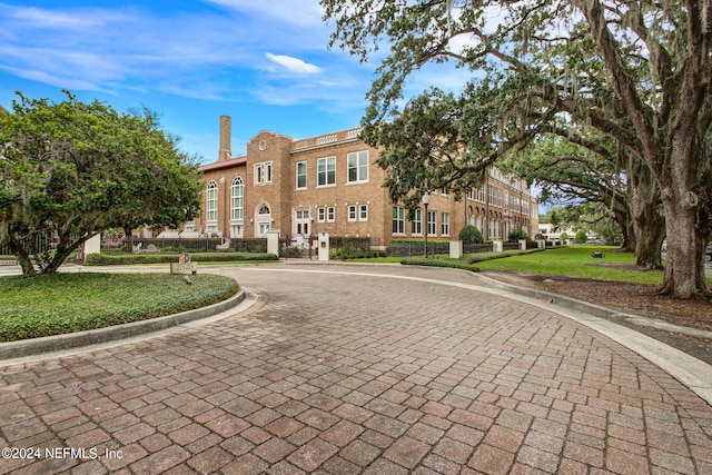 view of front of house featuring a front yard