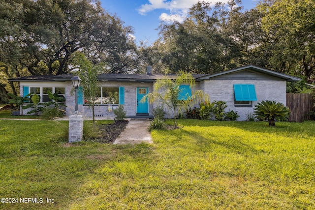 view of front of property with a front yard