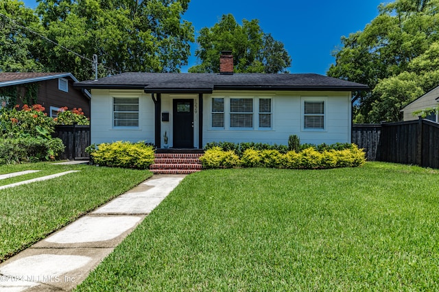 view of front facade featuring a front yard