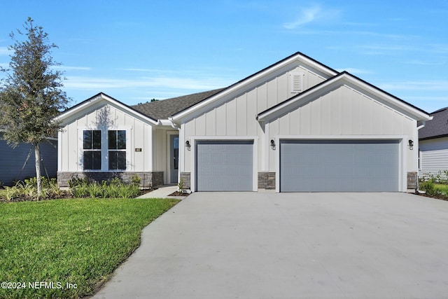 view of front facade featuring a garage and a front lawn