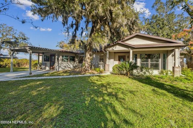 view of front facade featuring a carport and a front lawn