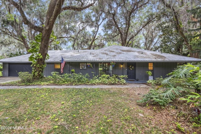 ranch-style house featuring a front lawn