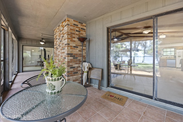 sunroom with ceiling fan