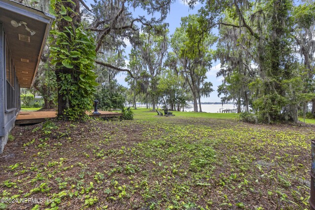 view of yard featuring a water view