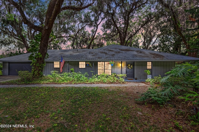 single story home featuring a lawn