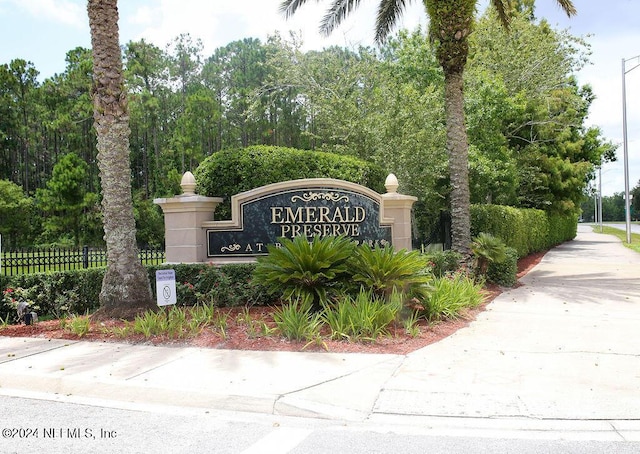 view of community / neighborhood sign