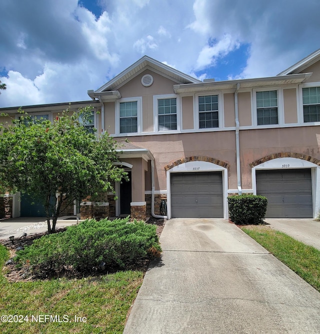 townhome / multi-family property featuring a garage