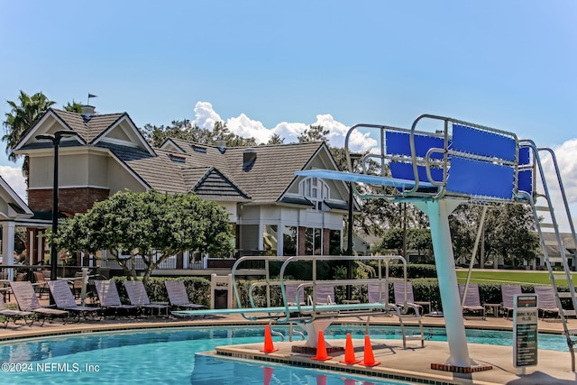 view of swimming pool