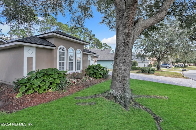 view of front of property with a front yard