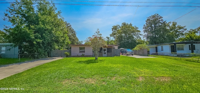 ranch-style house featuring a front lawn